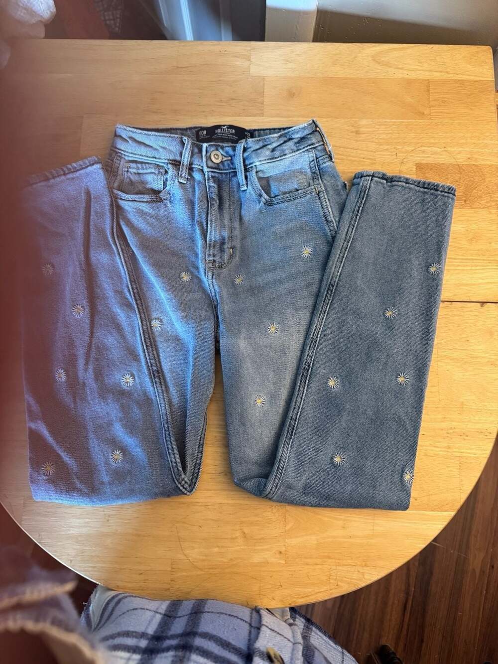Hollister Light Wash Denim Daisy Flower Embroidered Mom Jeans W-23 L27